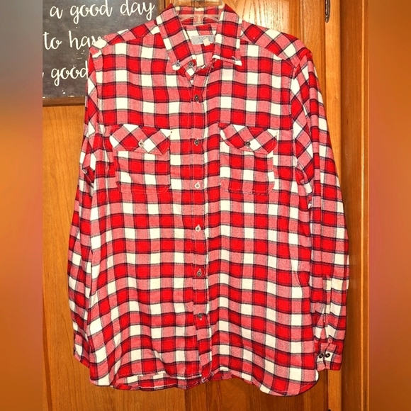 An Ocean Coast micro-flannel long sleeve button-down men's shirt in a medium. - Picture 1 of 7